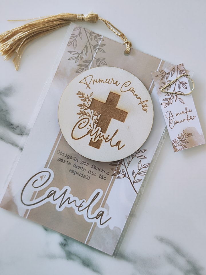 Cartão de agradecimento para Primeira Comunhão com design floral e nome Camila