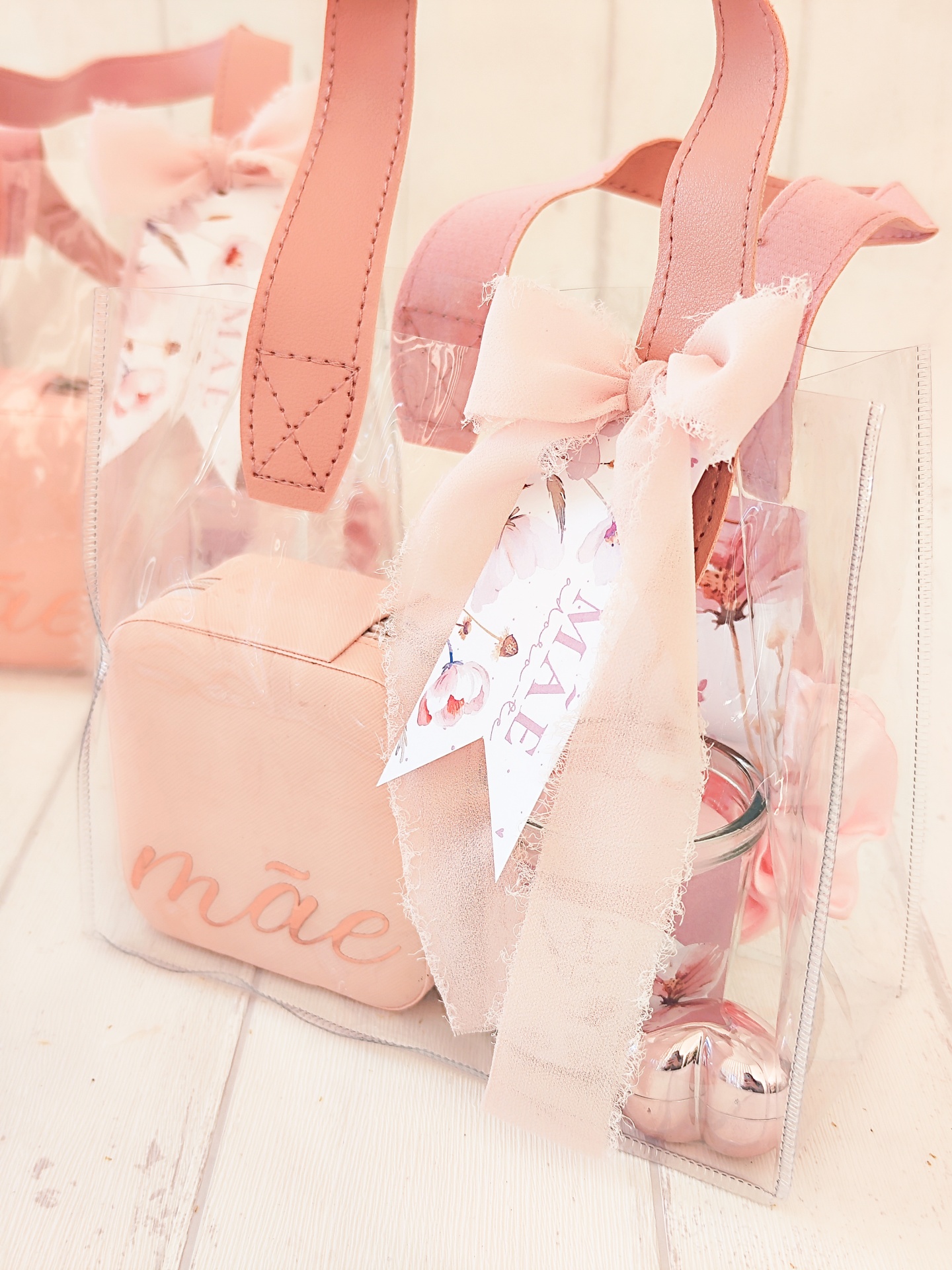 Saco transparente com alças rosas, bolsa interior cor de rosa com a palavra 'mãe'