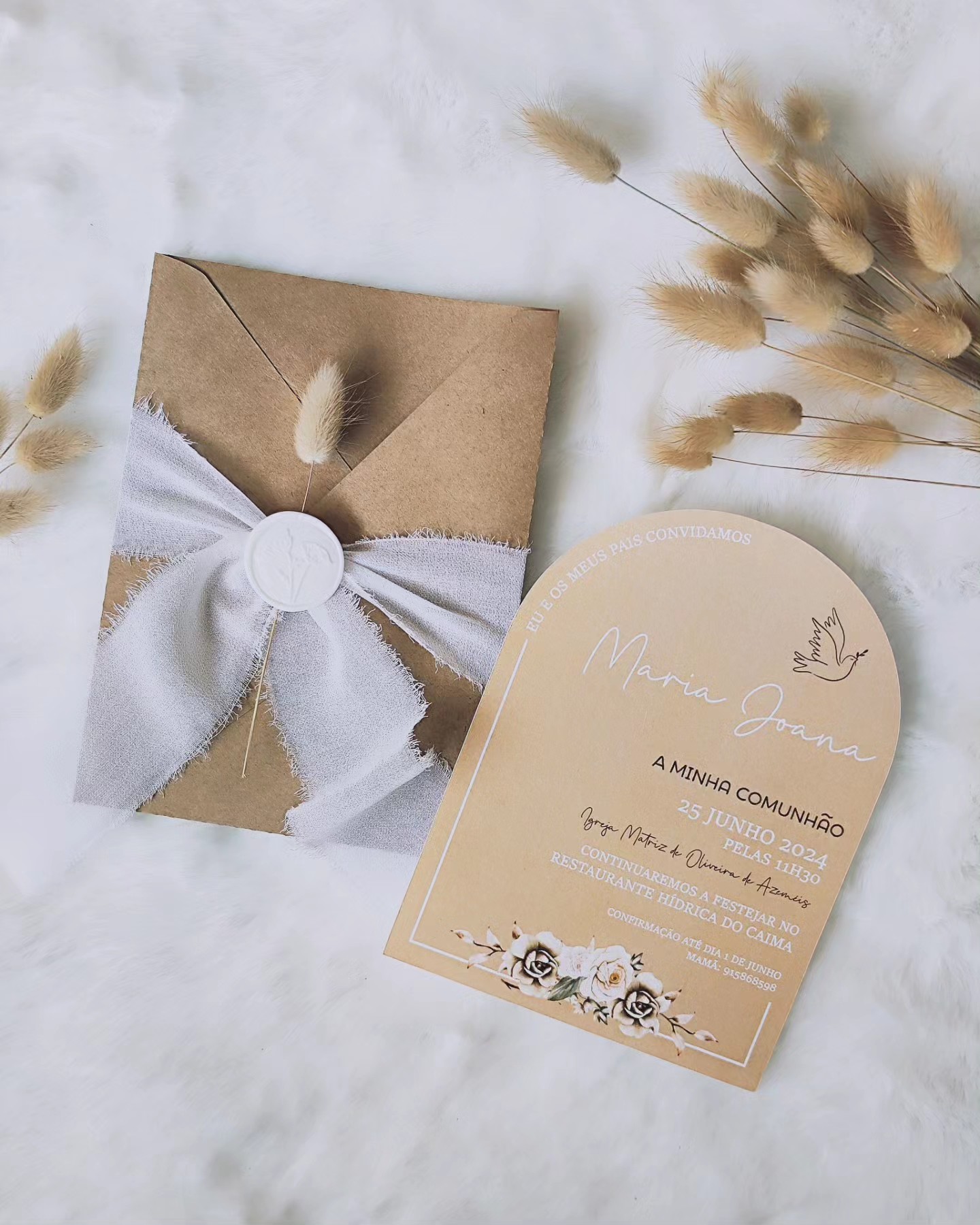 Convite de comunhão com envelope castanho e laço branco