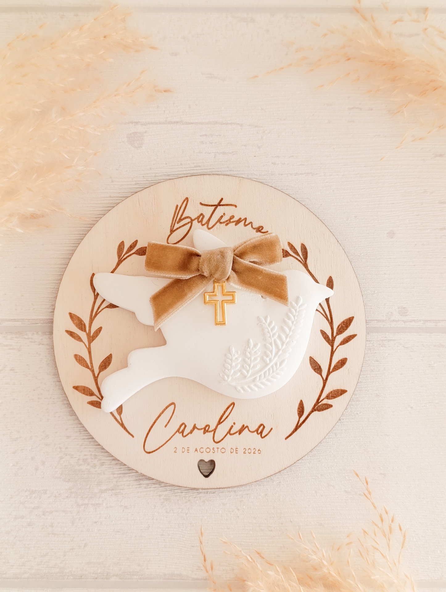 Decoração de batismo em madeira com pomba branca e laço castanho