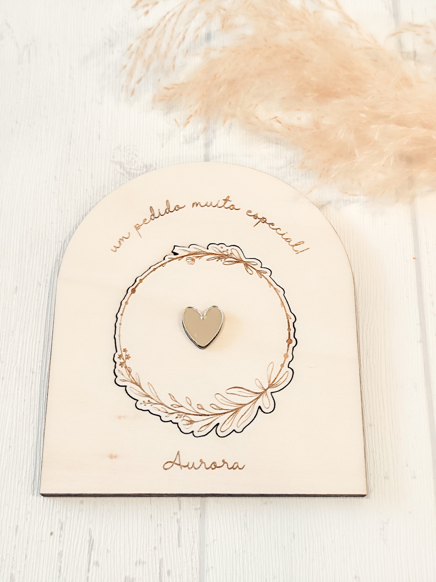 Cartão de pedido especial com coração dourado e decoração floral