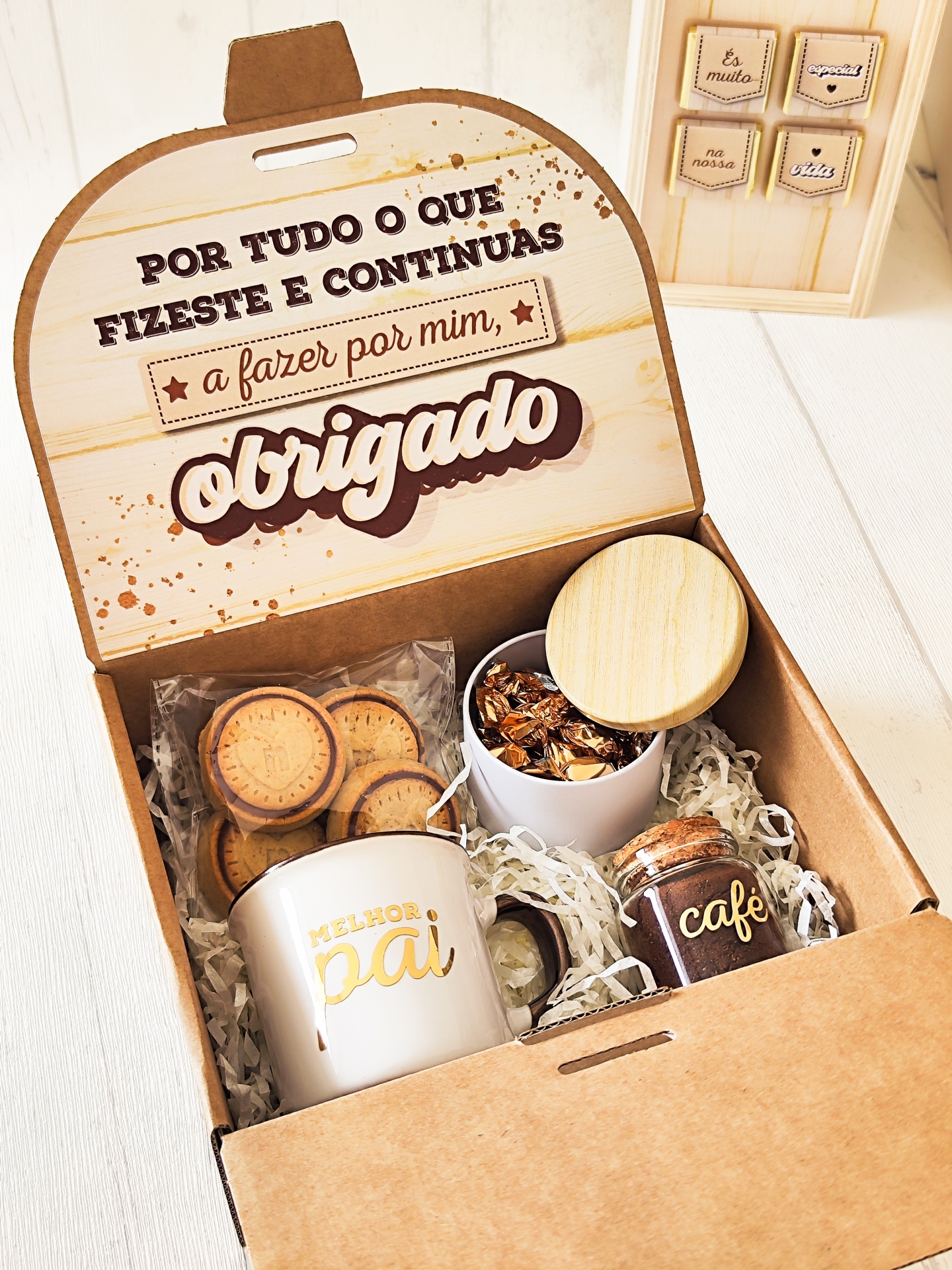 Conjunto de presente para pai com caneca, frasco de café, biscoitos em caixa de cartão aberta