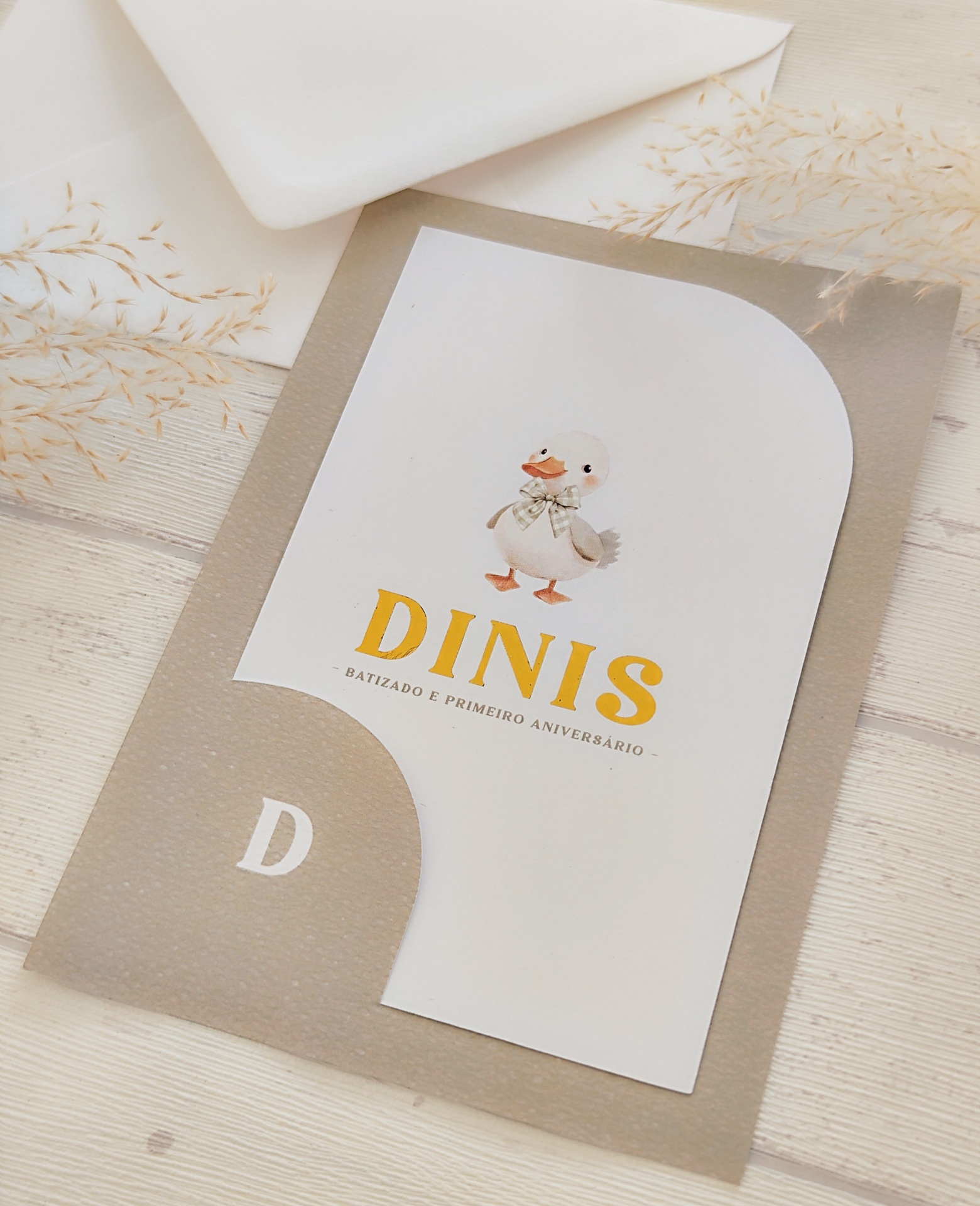 Cartão convite para batizado e aniversário com desenho de pato e texto DINIS