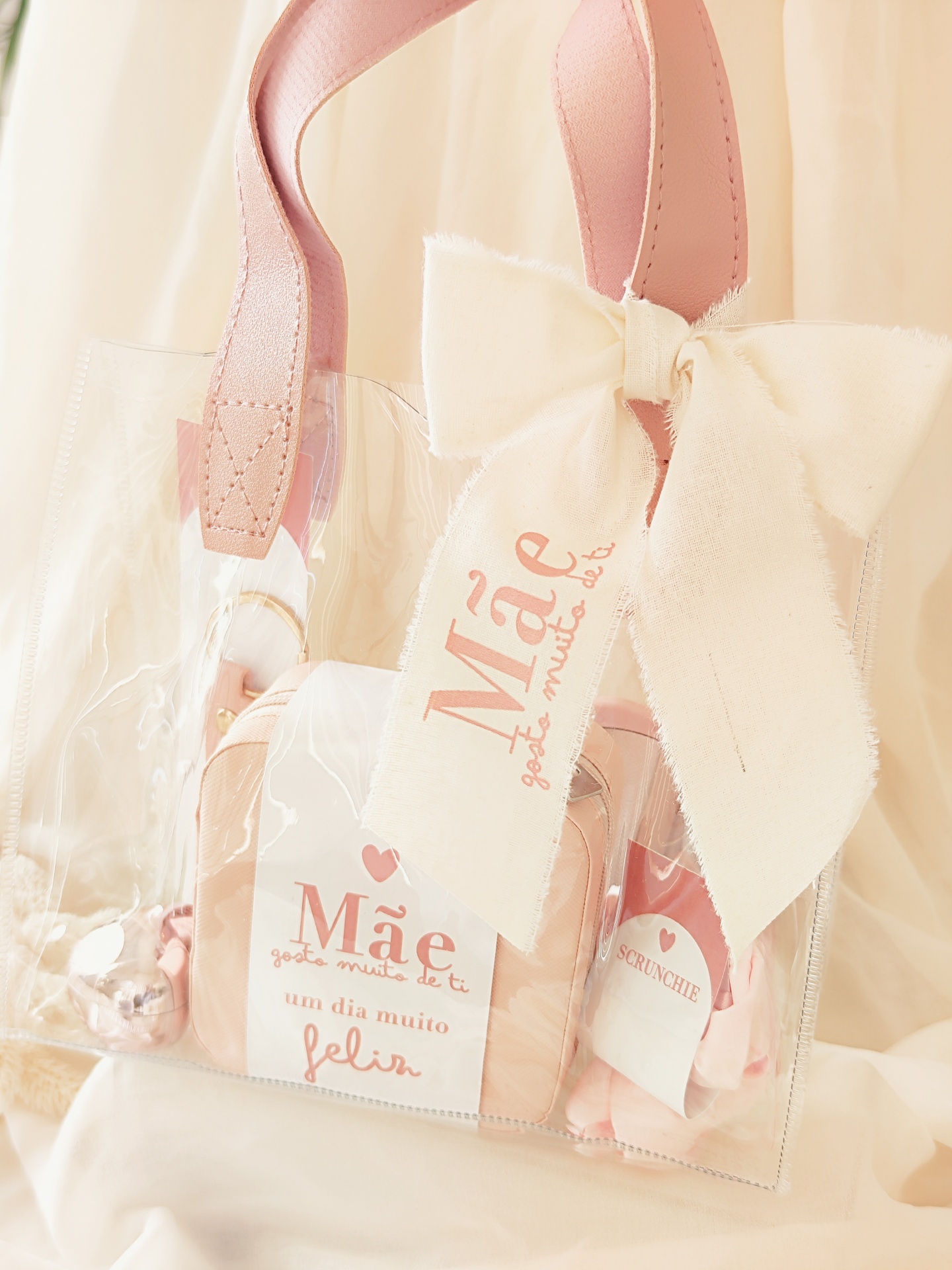 Saco transparente com alças cor de rosa e laço creme decorativo