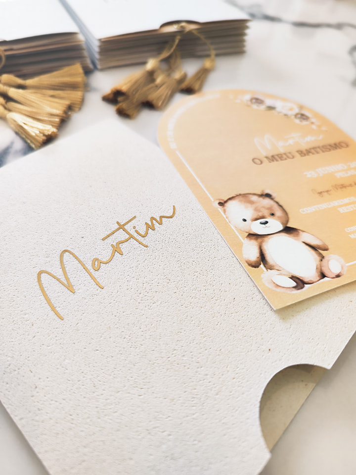 Convite de batismo com nome Martim e ursinho ilustrado, em tons creme e castanho claro