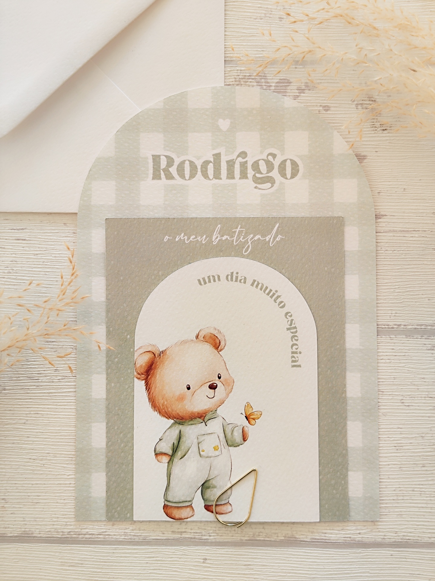 Cartão de batizado com ilustração de urso bebé e texto em tons cinza e bege.