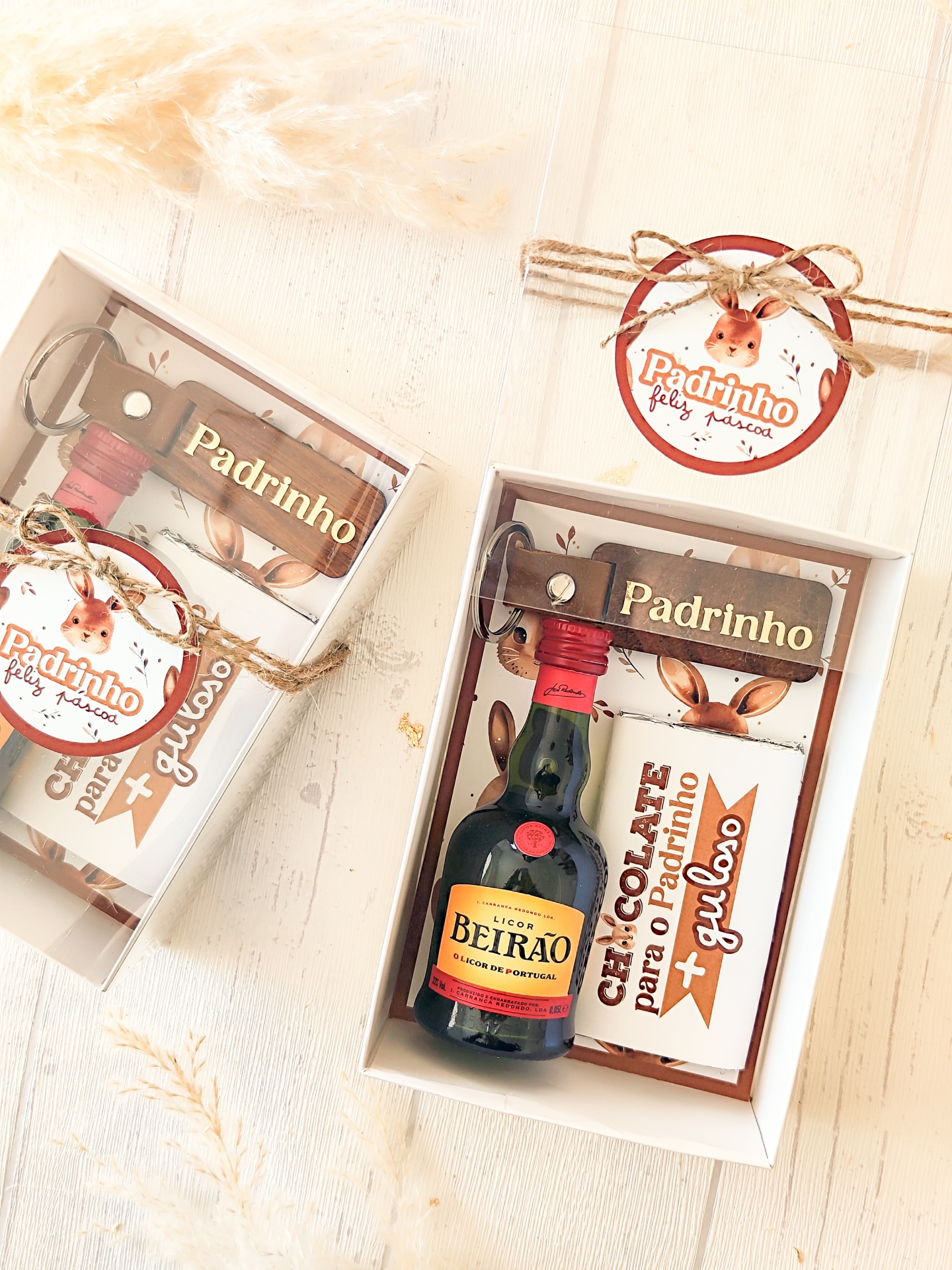 Caixa com mini garrafa de Licor Beirão, chaveiro Padrinho e cartão decorativo