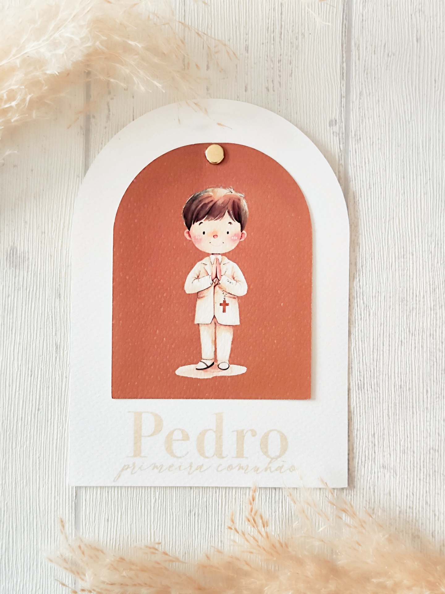 Cartão decorativo para primeira comunhão com ilustração de menino e texto Pedro primeira comunhão