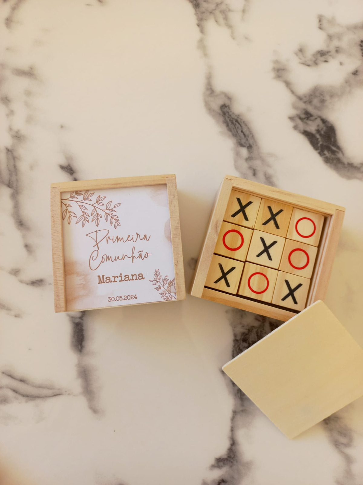 Jogo da velha em madeira com caixa decorativa e cartão de primeira comunhão
