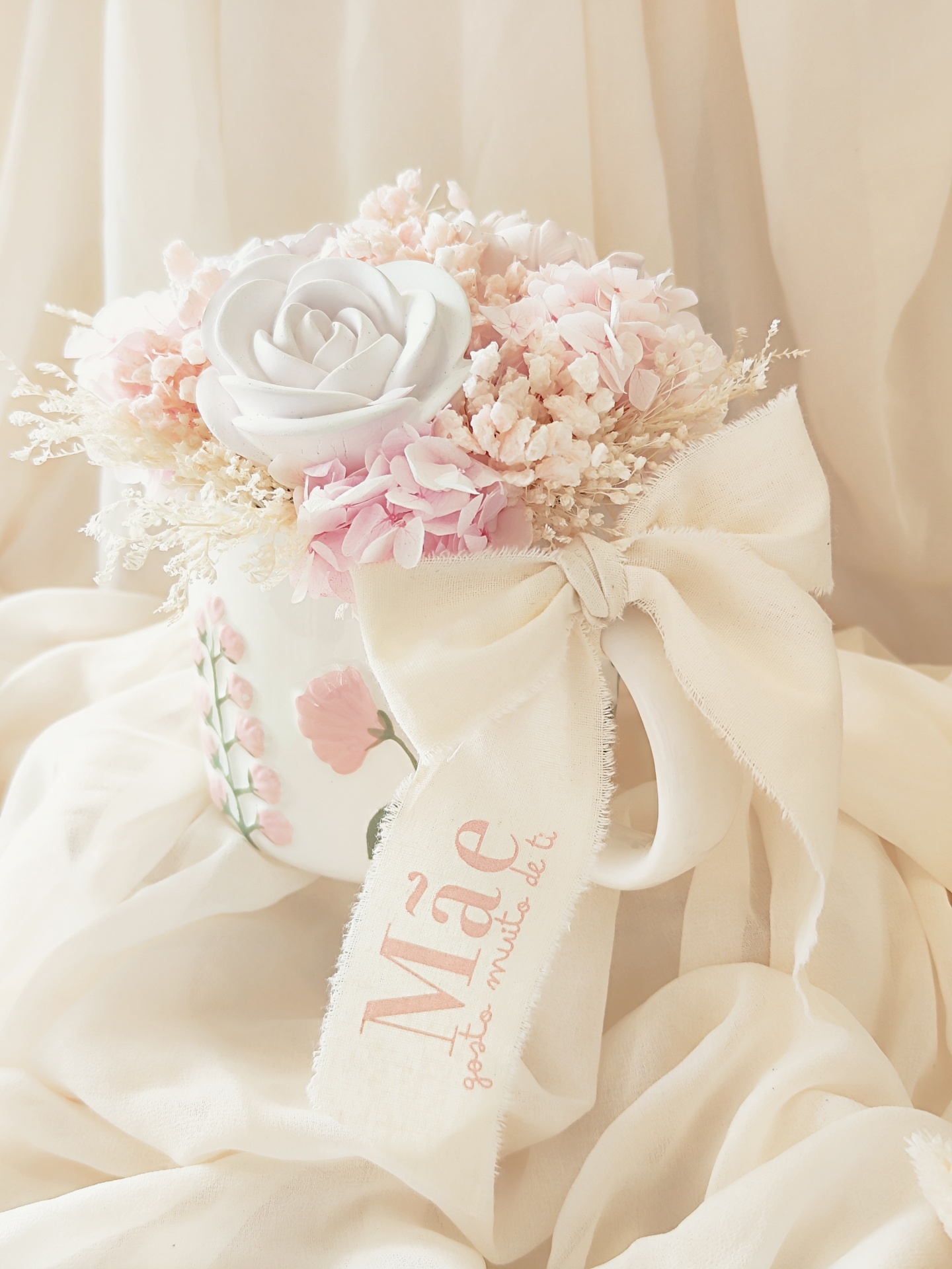 Copo decorativo com flores e laço com texto em pano
