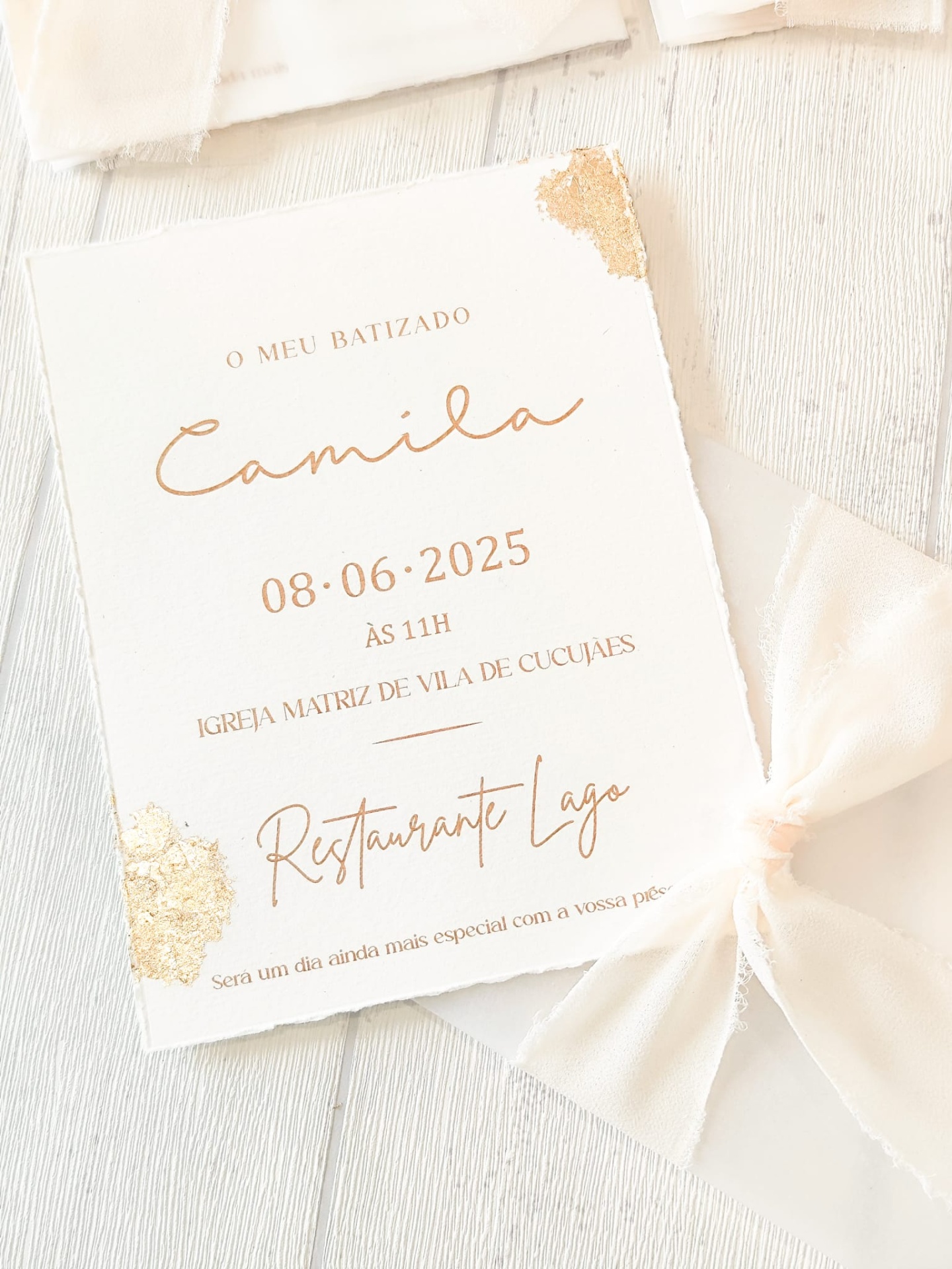 Convite branco para batizado com texto dourado e laço de tecido branco