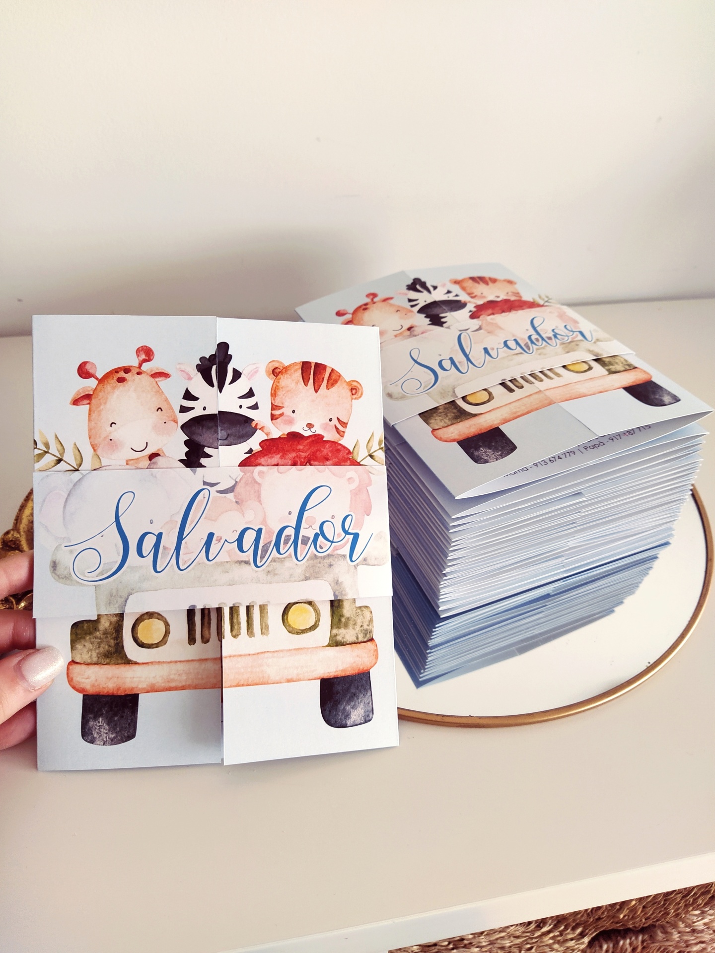 Convite infantil com animais aquarelados e texto 'Salvador' em caligrafia azul