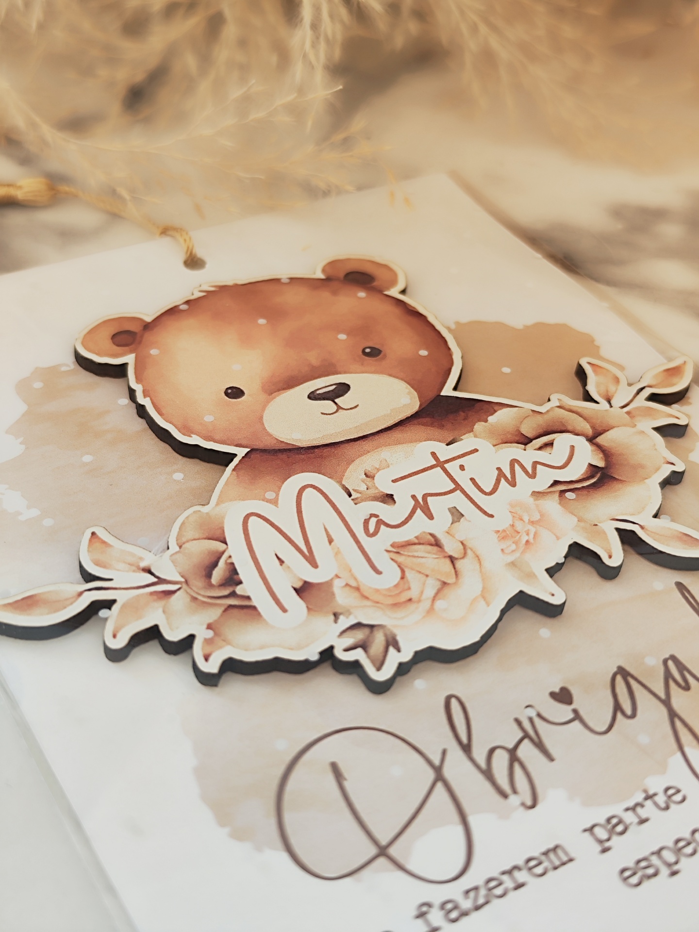 Cartão com desenho de urso castanho e nome 'Martim' em letras cursivas