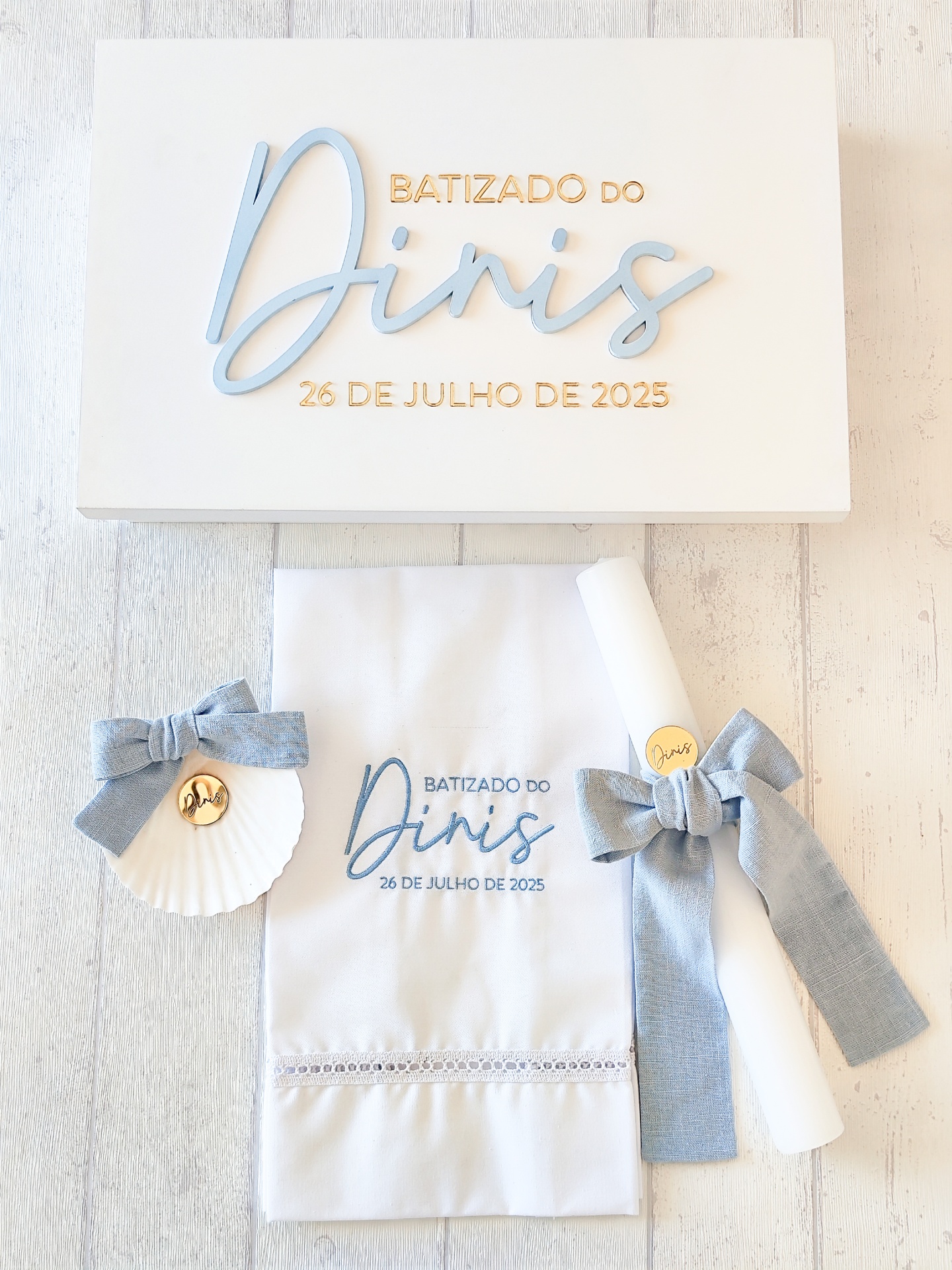 Caixa branca e itens de batizado com texto personalizado em branco, dourado e cinza
