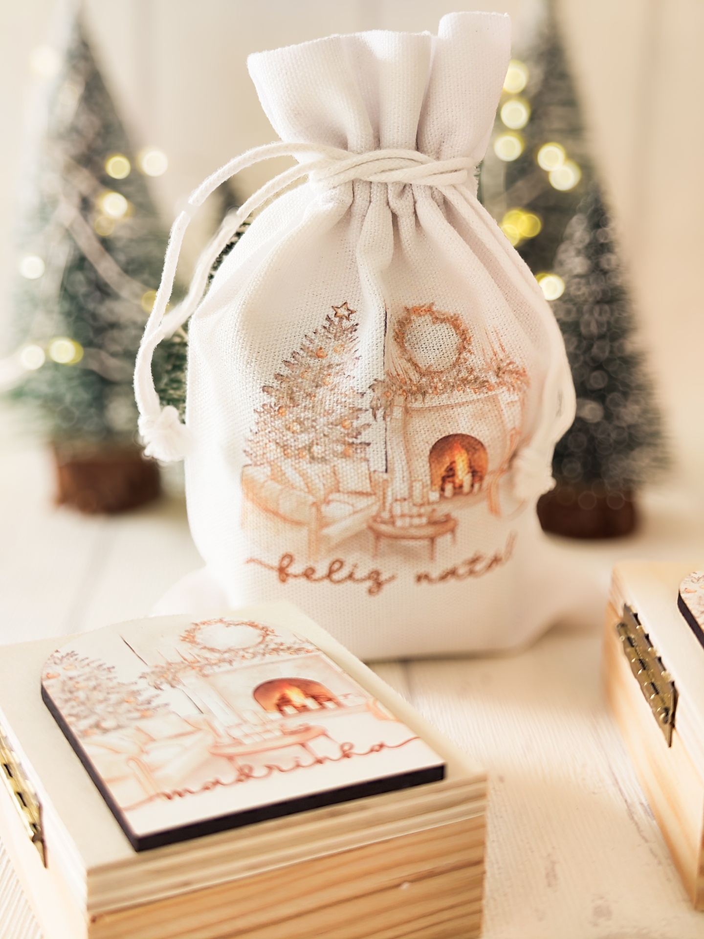 Saco de tecido branco com desenho natalício e frase 'feliz natal'