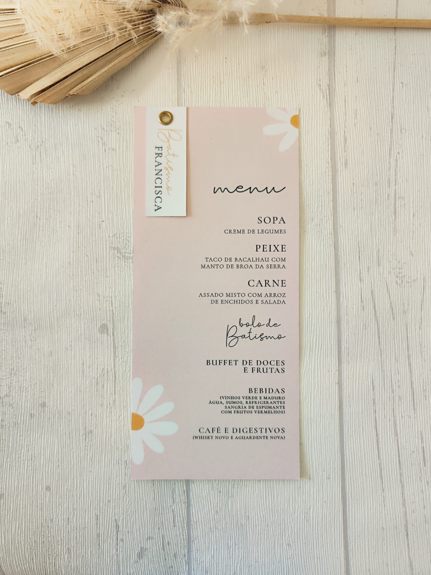 Cardápio cor-de-rosa com flores e convite 'FRANCISCA' em superfície branca