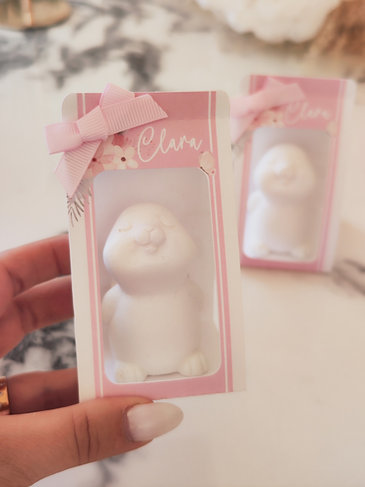 Figura decorativa branca em caixa rosa com laço e nome Clara