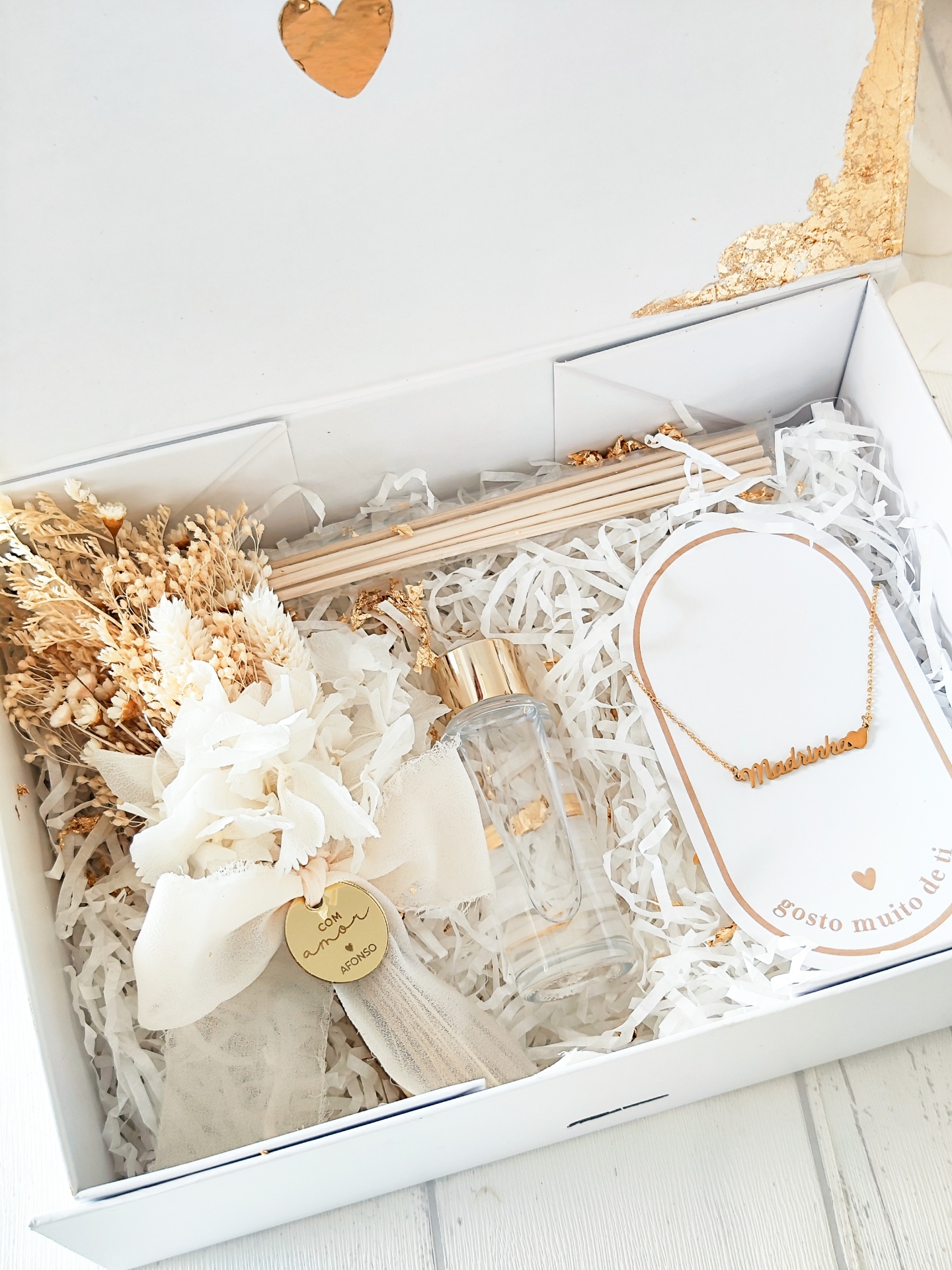 Conjunto de presente com flores secas, colar dourado e frasco decorativo em caixa branca