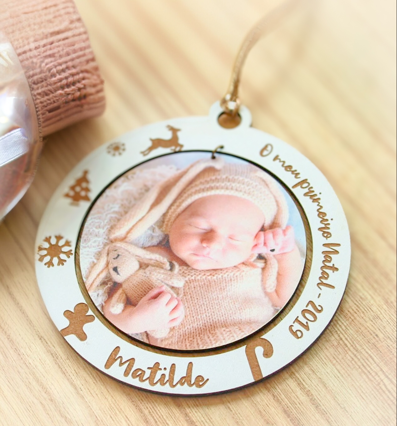 Enfeite de madeira redondo com foto de bebé e texto de Natal