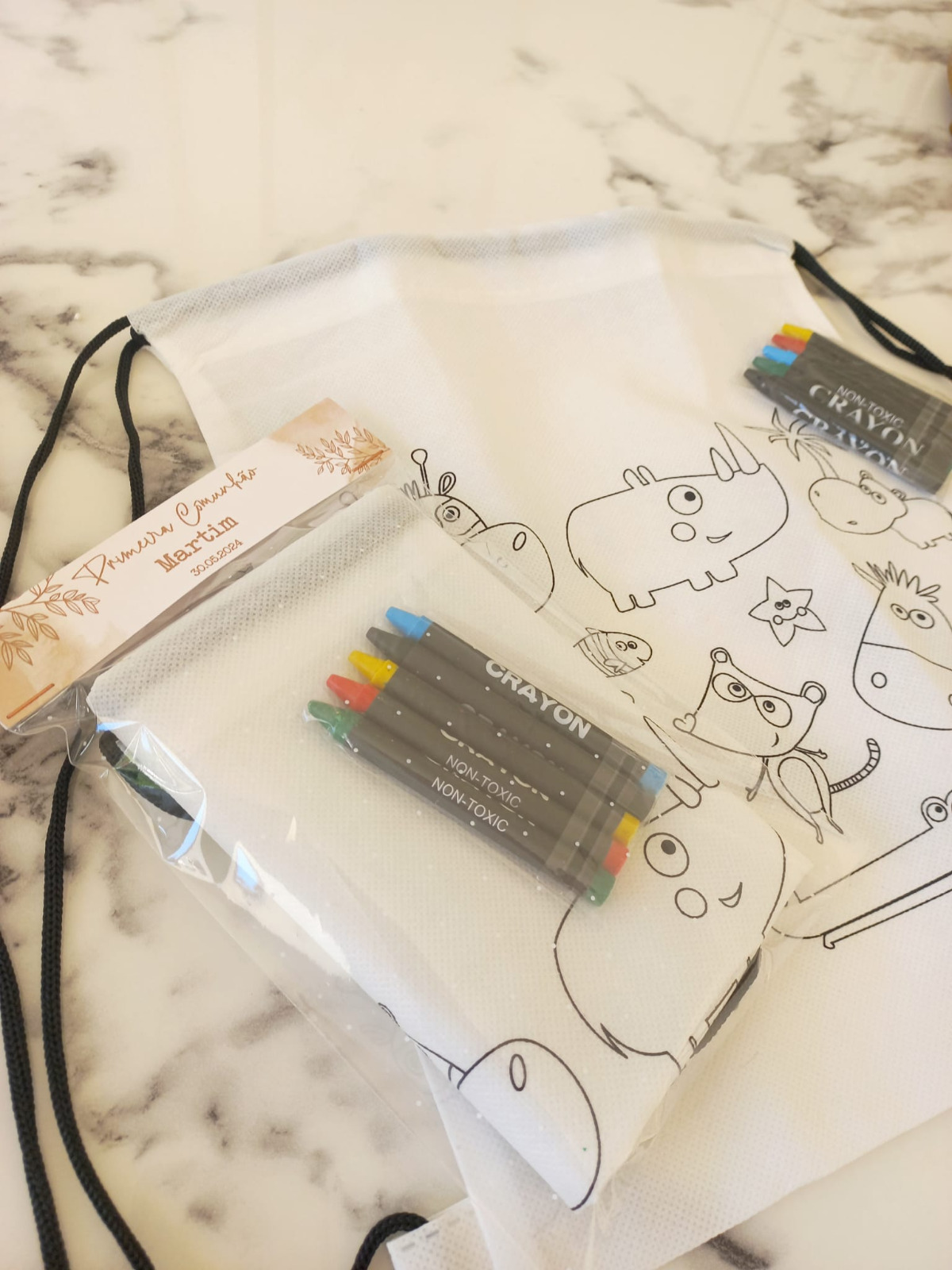 Mochilas brancas com desenhos de animais para colorir e kits de lápis de cor