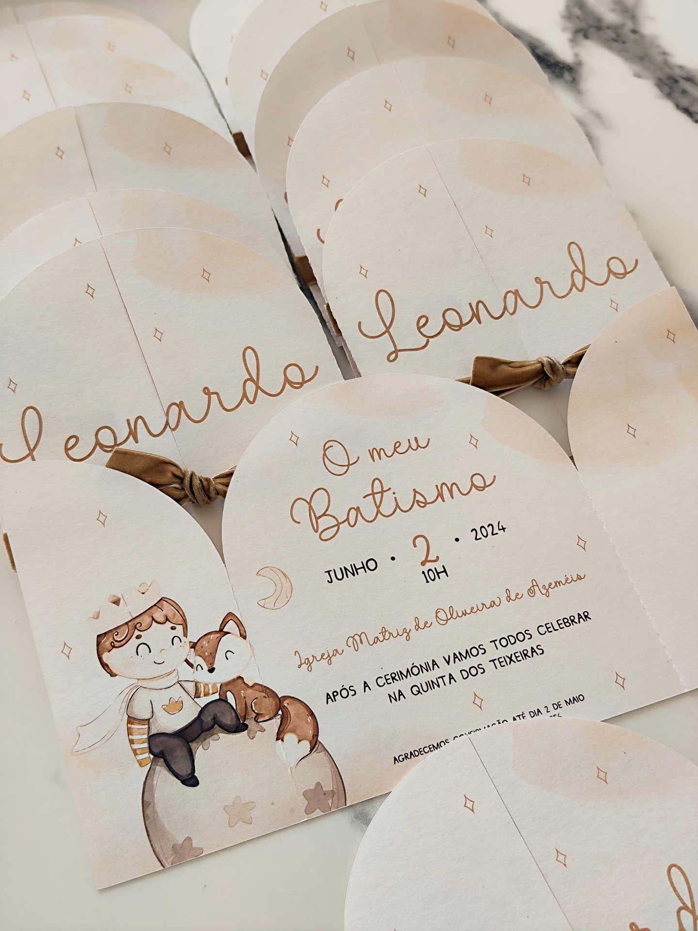 Convites de batismo redondos com ilustração de criança anjo e raposa e texto em castanho