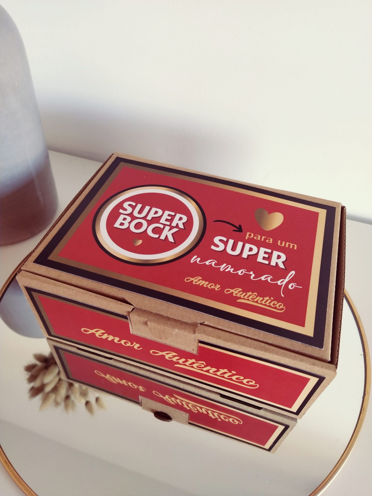 Embalagem de cartão vermelho com texto SUPER BOCK para um SUPER namorado Amor Autêntico