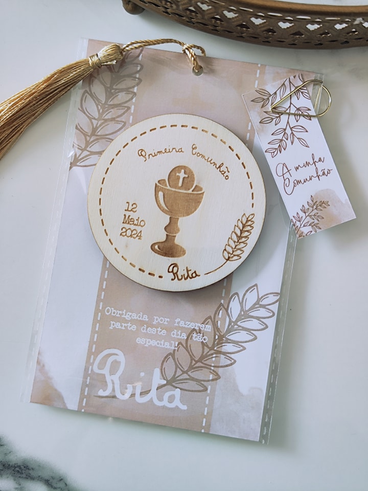Cartão de convite para Primeira Comunhão com medalhão de madeira e tassel dourado
