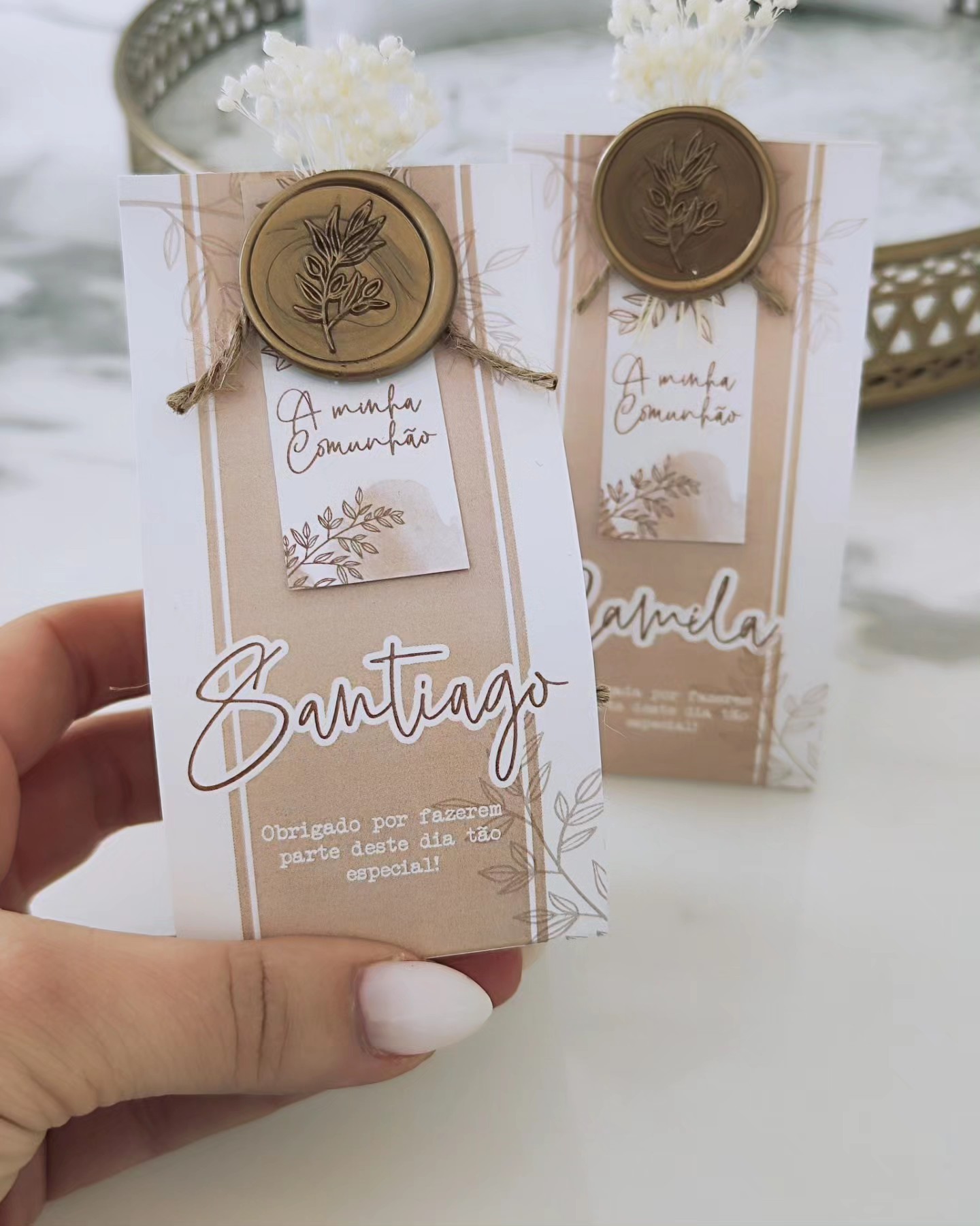 Cartão decorativo de comunhão bege com selo de cera dourado e texto personalizado