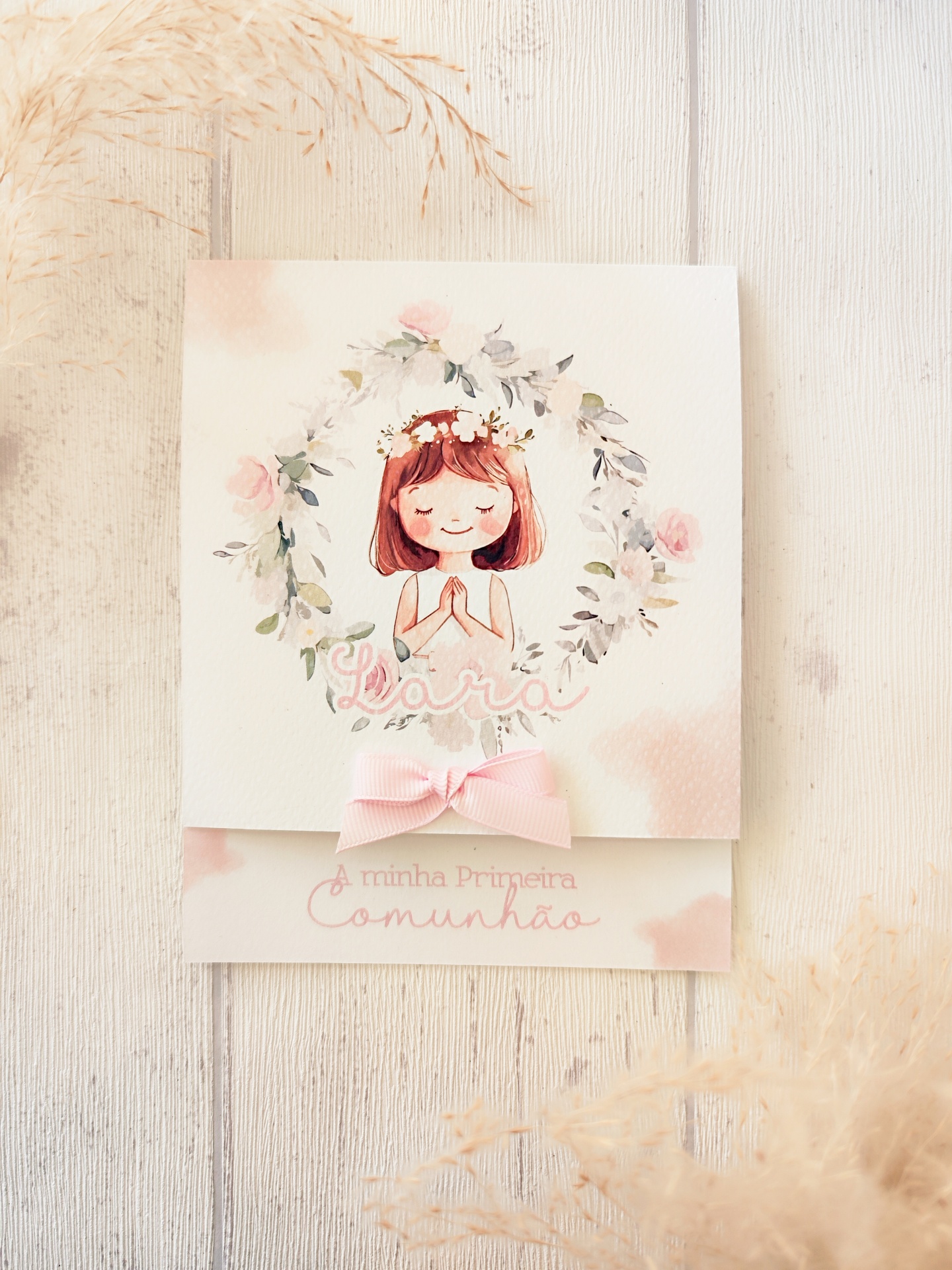 Convite de primeira comunhão com ilustração e laço rosa