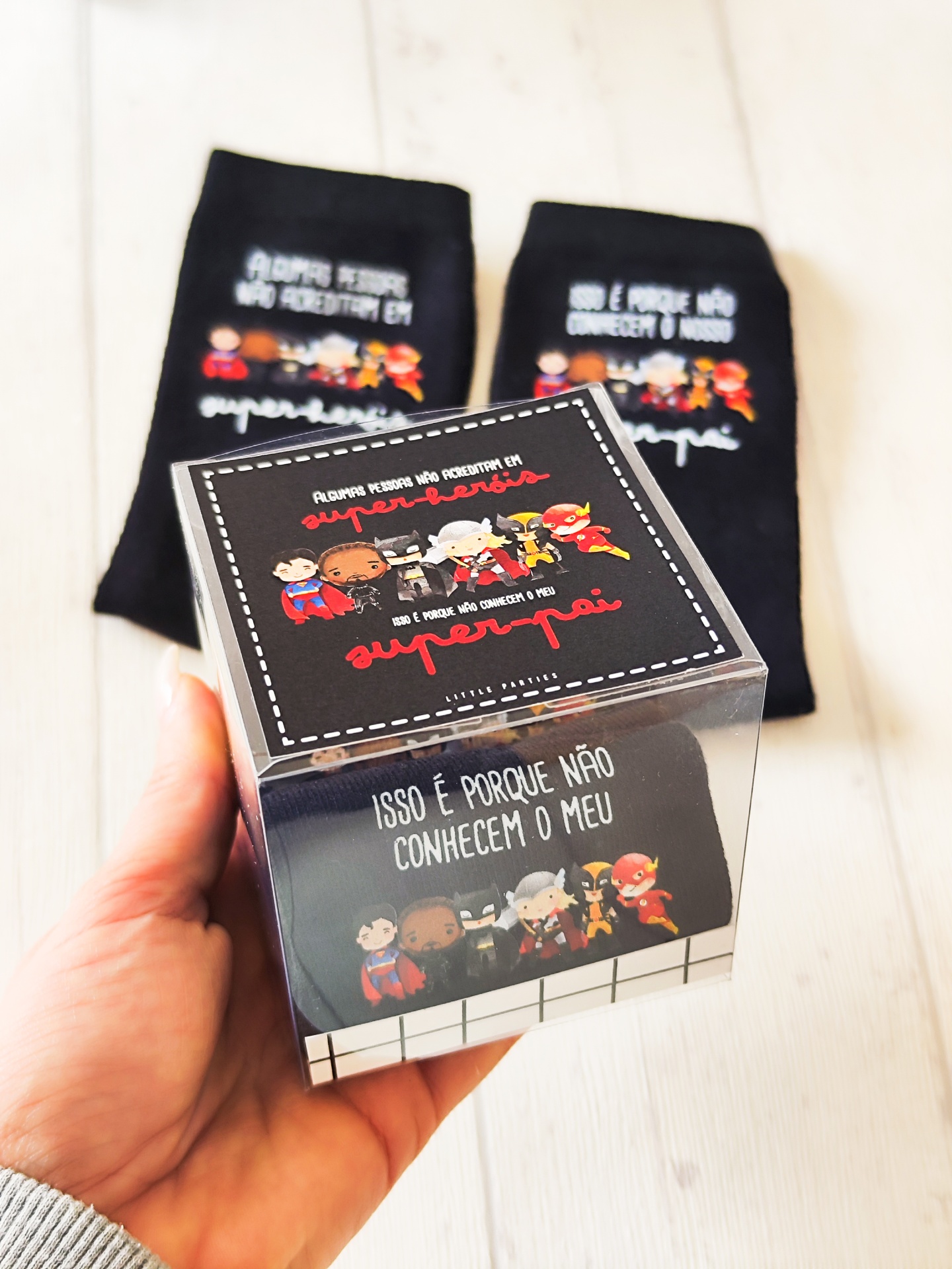 Caixa e meias pretas com texto e desenhos animados de super-pai