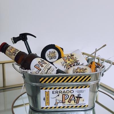 Balde metálico com garrafa de cerveja e ferramentas PAT