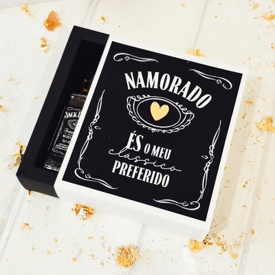 Caixa decorativa preta e branca com mini garrafa de whiskey Jack Daniels