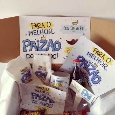 Cesta de presente com produtos para o Dia do Pai, em caixa branca e mensagens em português.