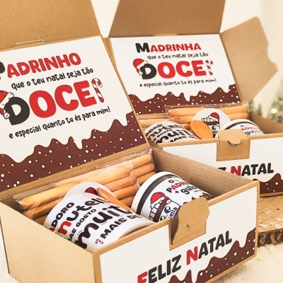 Caixas de presente de Natal com design de chocolate e canecas com texto em português e palitos de pão