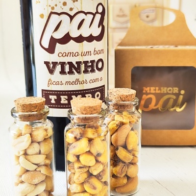 Garrafa&#x20;de&#x20;vinho&#x20;com&#x20;kit&#x20;frutos&#x20;secos&#x20;&#x1F95C;&#x1F95C;