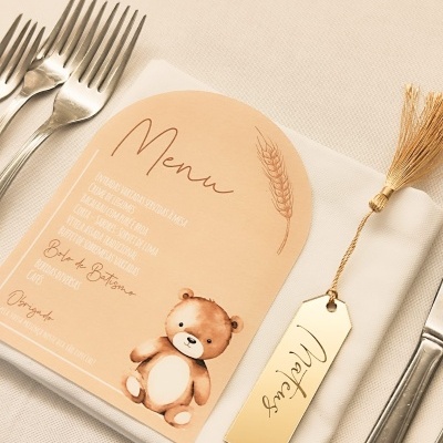 Conjunto de talheres, guardanapo branco com menu e etiqueta dourada com nome