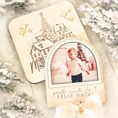 Cartões de Natal em madeira com decoração natalícia e foto de criança