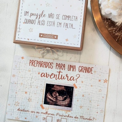 Puzzle branco com foto de ecografia e texto convite para serem padrinhos.