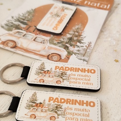 Porta-chaves em couro branco com desenho de carro e árvore de Natal e texto em português