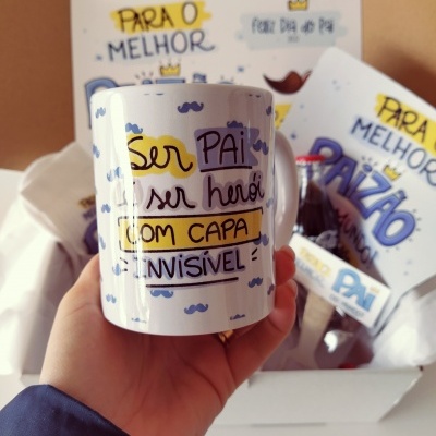 Caneca branca com frase sobre ser pai e bigodes coloridos