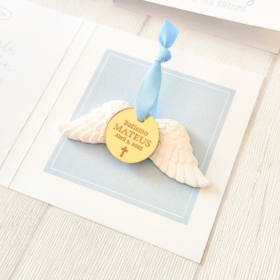 Marcador de páginas para batismo com asas e medalha dourada pendurada por fita azul