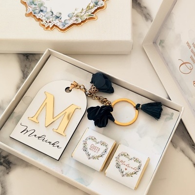 Conjunto em caixa com etiqueta e chaveiro decorativos e chocolates para madrinha.