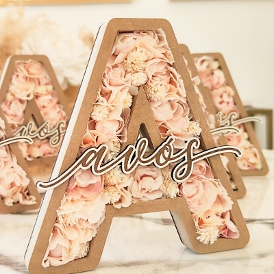 Letras decorativas A preenchidas com flores artificiais e palavra lavós