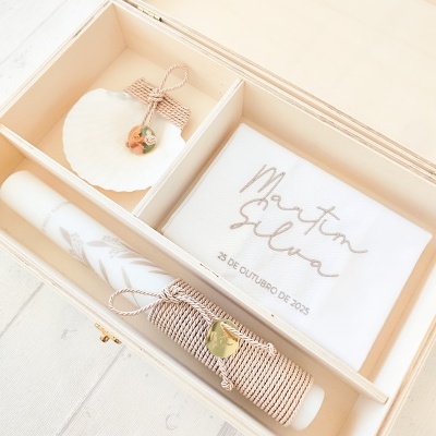 Caixa de madeira organizada com vela, concha e pano branco bordado