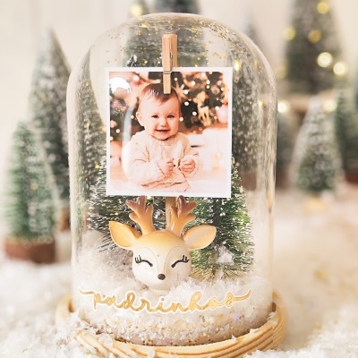 Decoração de Natal com globo de vidro com rena dourada, árvore de Natal e foto de bebé no interior