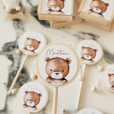 Martelos e caixinhas de madeira com ilustração de ursinho e texto 'Martim' e 'O MEU MARTELO'