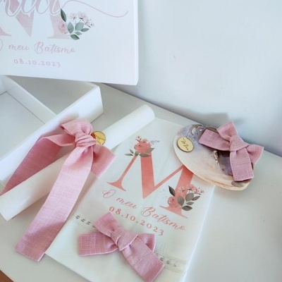 Conjunto de batismo com toalha, vela e sabonete com laços cor de rosa e caixa branca