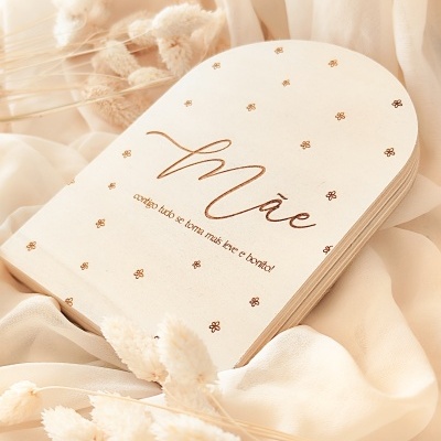 Placa de madeira com texto para mãe e flores secas