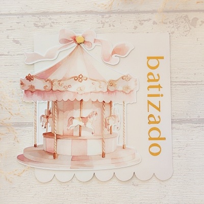 Cartão de batizado com carrossel rosa e creme e laço ilustrado