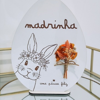 Placa decorativa ovo de Páscoa com coelho e flores secas, texto para madrinha.